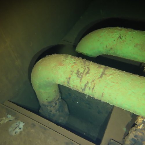 Sprinklertank-Inspektion: Betontank, 15 Jahre – Gruen Rohre Rohrschellen Sedimente Bodensicht Verschmutzung